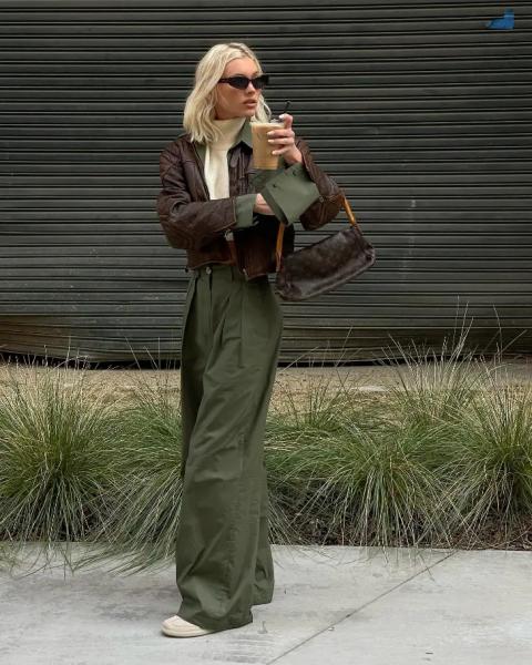 Эльза Хоск в зеленых брюках карго. куртке бомбер и с сумочкой от Louis Vuitton