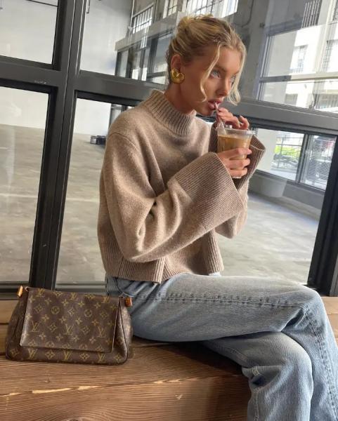 Эльза Хоск в джинсах, бежевом свитере и с сумочкой от Louis Vuitton