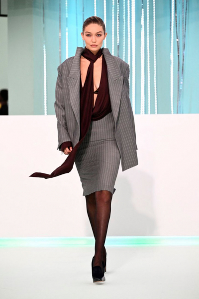 Модель в сером костюме с юбкой карандаш в полоску от Hugo Boss